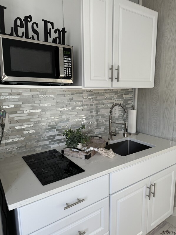 Fridge, microwave, coffee/tea maker, electric kettle - Glamorous Prívate Villa Azul (Sarasota)