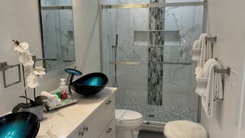 Hårtork, handdukar, tvål och toalettpapper