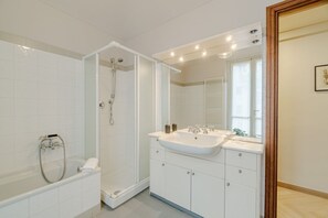 Shower, hair dryer, bidet, towels