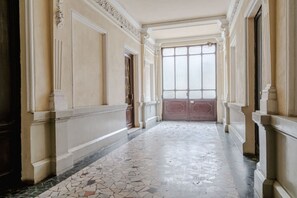 Interior - GuestHost - In the heart of the Quadrilatero Romano, this spacious 120 sqm apartment accommodates up to 9 guests. Located on the fourth floor with an elevator (not suitable for disabled people), it features a large terrace perfect for relaxing. The area  (Torino)