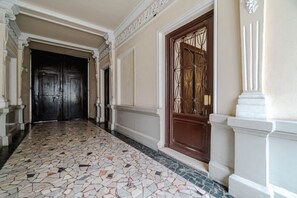 Interior - GuestHost - In the heart of the Quadrilatero Romano, this spacious 120 sqm apartment accommodates up to 9 guests. Located on the fourth floor with an elevator (not suitable for disabled people), it features a large terrace perfect for relaxing. The area  (Torino)