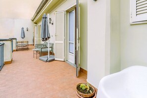 Terrace/patio - GuestHost - In the heart of the Quadrilatero Romano, this spacious 120 sqm apartment accommodates up to 9 guests. Located on the fourth floor with an elevator (not suitable for disabled people), it features a large terrace perfect for relaxing. The area  (Torino)