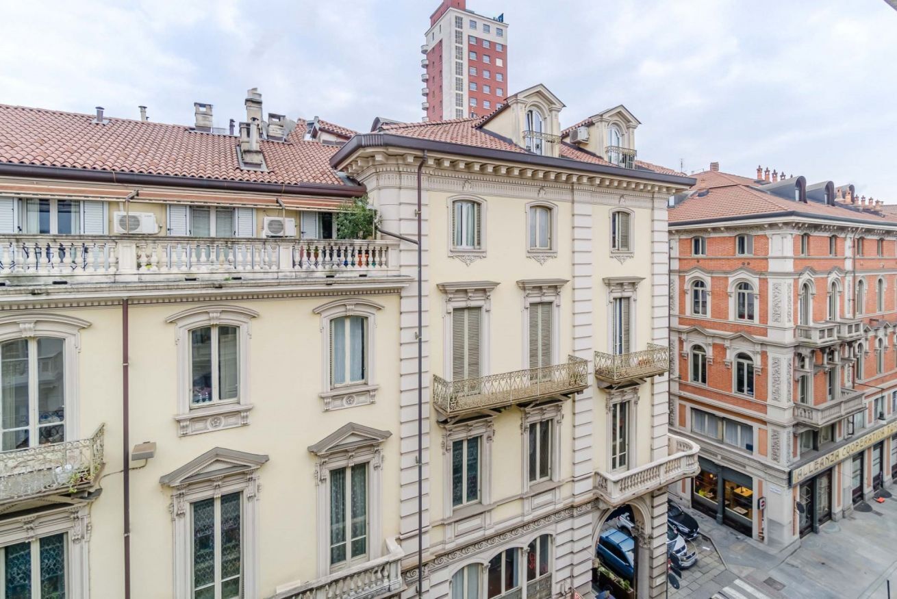 Un edificio de varios pisos con arquitectura europea clásica, que cuenta con balcones y ventanas amplias.