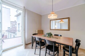 Dining - GuestHost - In the heart of the Quadrilatero Romano, this spacious 120 sqm apartment accommodates up to 9 guests. Located on the fourth floor with an elevator (not suitable for disabled people), it features a large terrace perfect for relaxing. The area  (Torino)