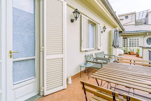 Outdoor dining - GuestHost - In the heart of the Quadrilatero Romano, this spacious 120 sqm apartment accommodates up to 9 guests. Located on the fourth floor with an elevator (not suitable for disabled people), it features a large terrace perfect for relaxing. The area  (Torino)