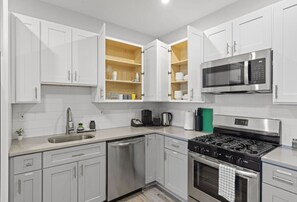 Een koelkast, een microgolfoven, een oven, een kookplaat