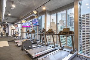 Fitness facility - Blueground | The Loop, pool & gym, nr Willis (Chicago)
