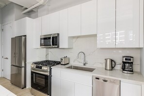 Fridge, microwave, oven, stovetop - Blueground | The Loop, AC, w/d, nr Willis Tower (Chicago)