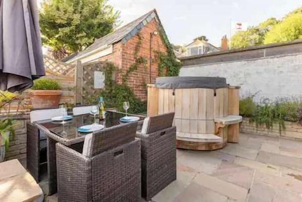 Outdoor dining - 1 Bed Flat - Sleeps 3 - Hot Tub - Parking - Wifi (Padstow)