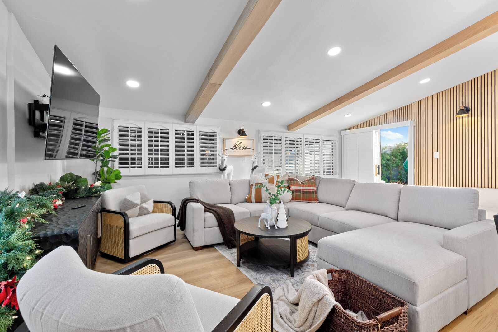 Smart-tv, een open haard en tafelvoetbal