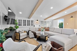 Smart-TV, Kamin, Tischfußball