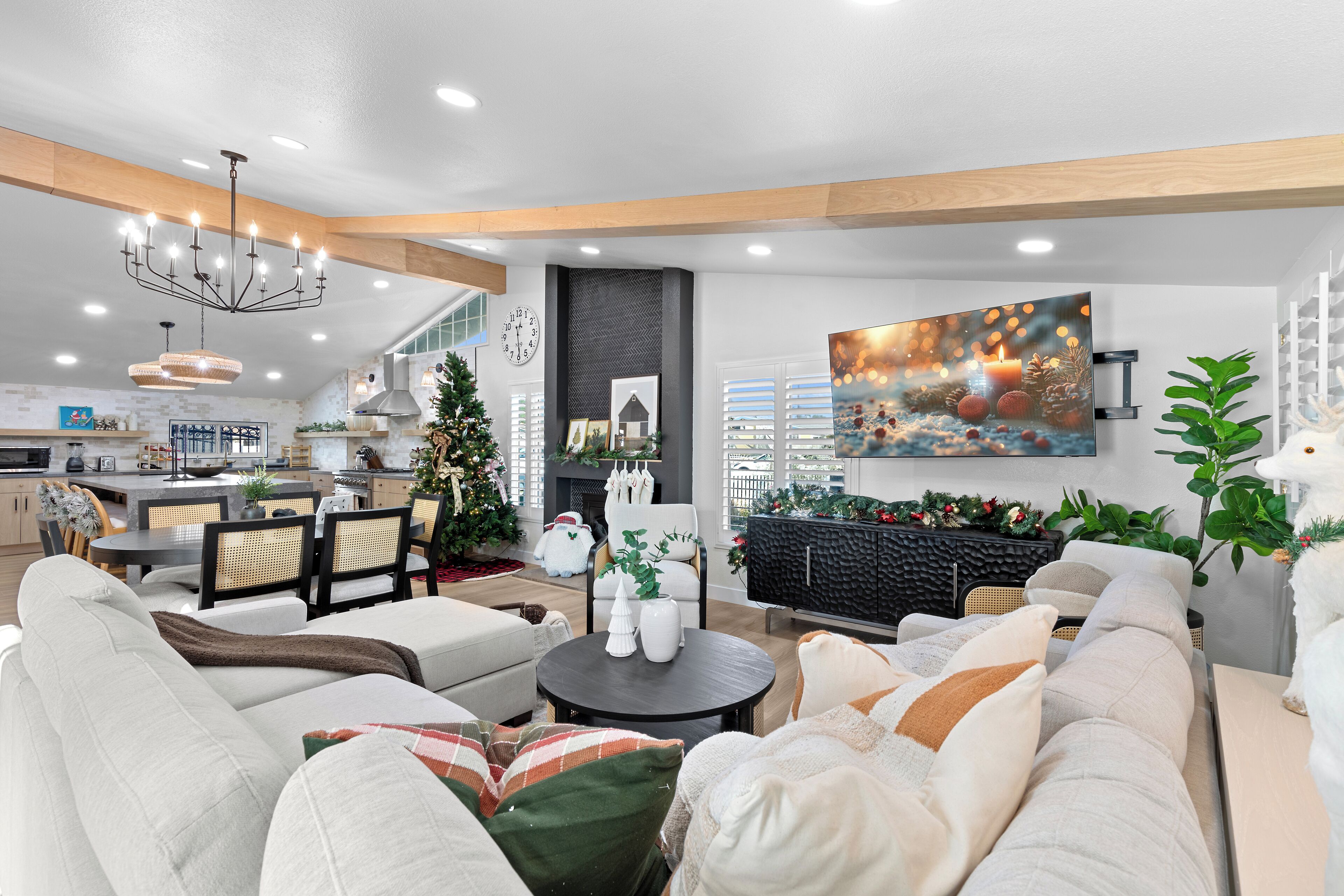 Smart-tv, een open haard en tafelvoetbal