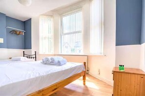 1 bedroom, iron/ironing board, WiFi, bed sheets - Travellers Economic Stays in Orrell Park (Liverpool)