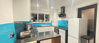 2 Bed-Sleeps 5-Private Garden-Free Parking