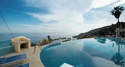 Villa Paradise-Sleeps 20-Pool-Sea Views-pets