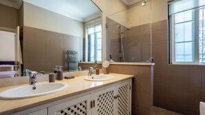 Dusche, Haartrockner, Handtücher