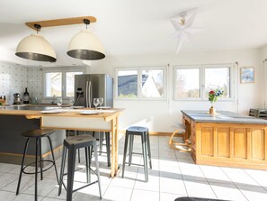 Réfrigérateur, micro-ondes, batterie de cuisine, vaisselle et ustensiles