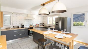 Réfrigérateur, micro-ondes, batterie de cuisine, vaisselle et ustensiles