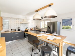 Réfrigérateur, micro-ondes, batterie de cuisine, vaisselle et ustensiles