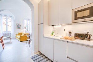 Coffee/tea maker, fridge, microwave, stovetop