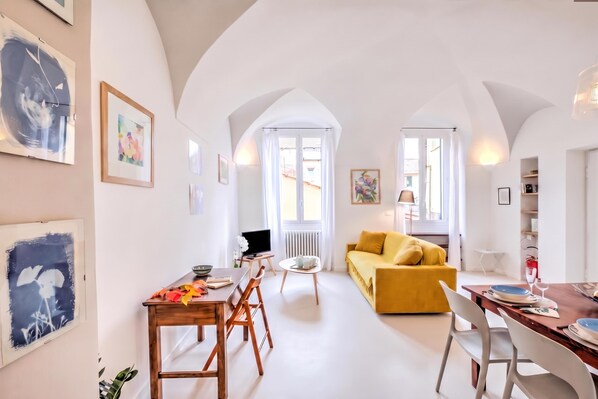 TV - La Dolce Pigna - Old Town, Sanremo, Italy (Sanremo)