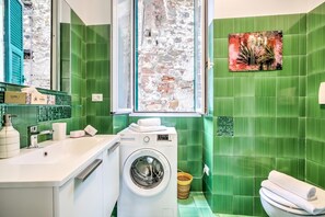Shower, hair dryer, bidet, towels - La Dolce Pigna - Old Town, Sanremo, Italy (Sanremo)