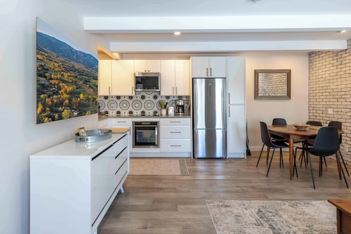 Spacious Sun Valley Condo with Private Creekside Deck