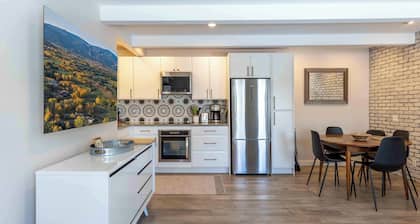 Spacious Sun Valley Condo with Private Creekside Deck