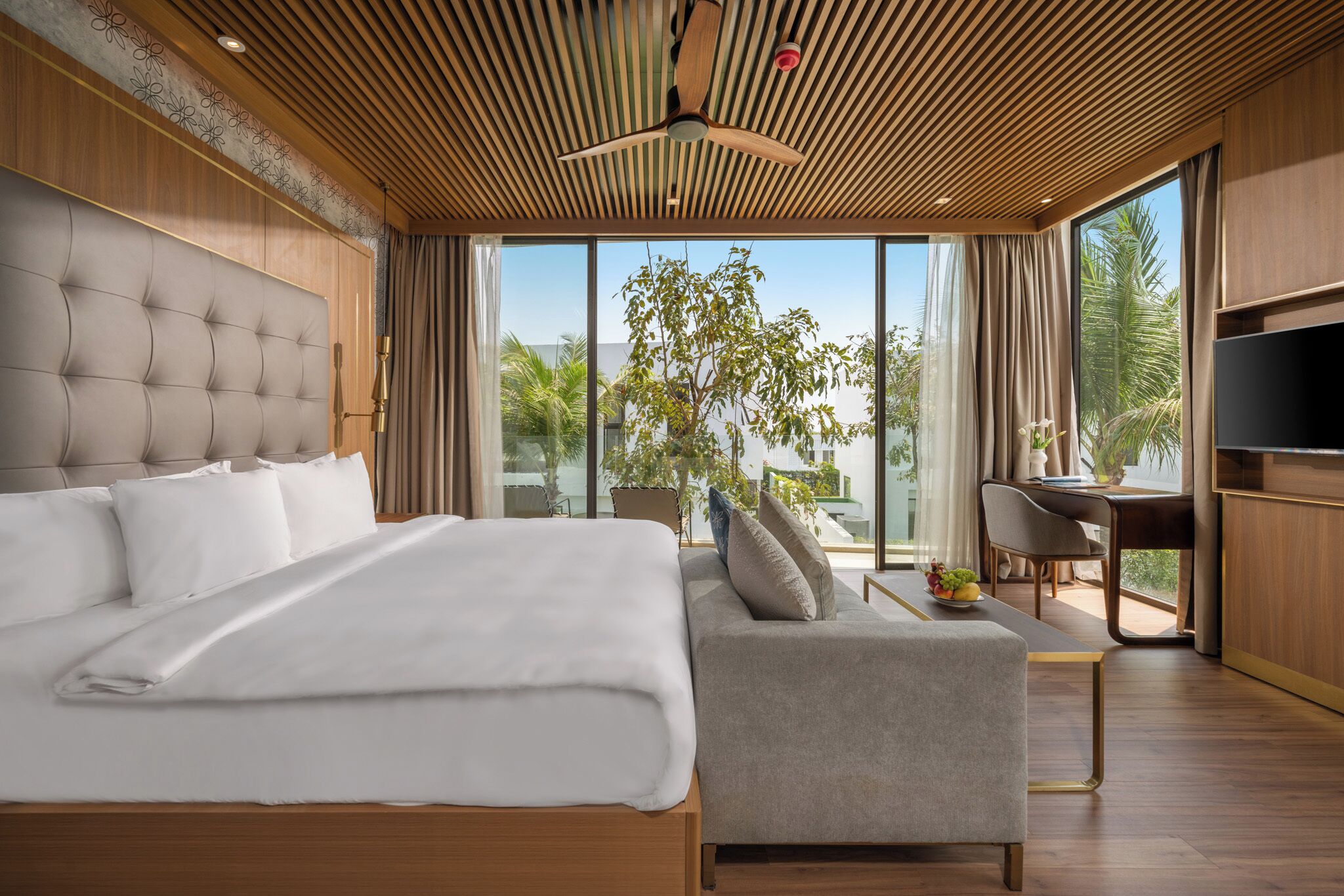 Bộ đồ giường cao cấp, nệm có lớp đệm bông, minibar 