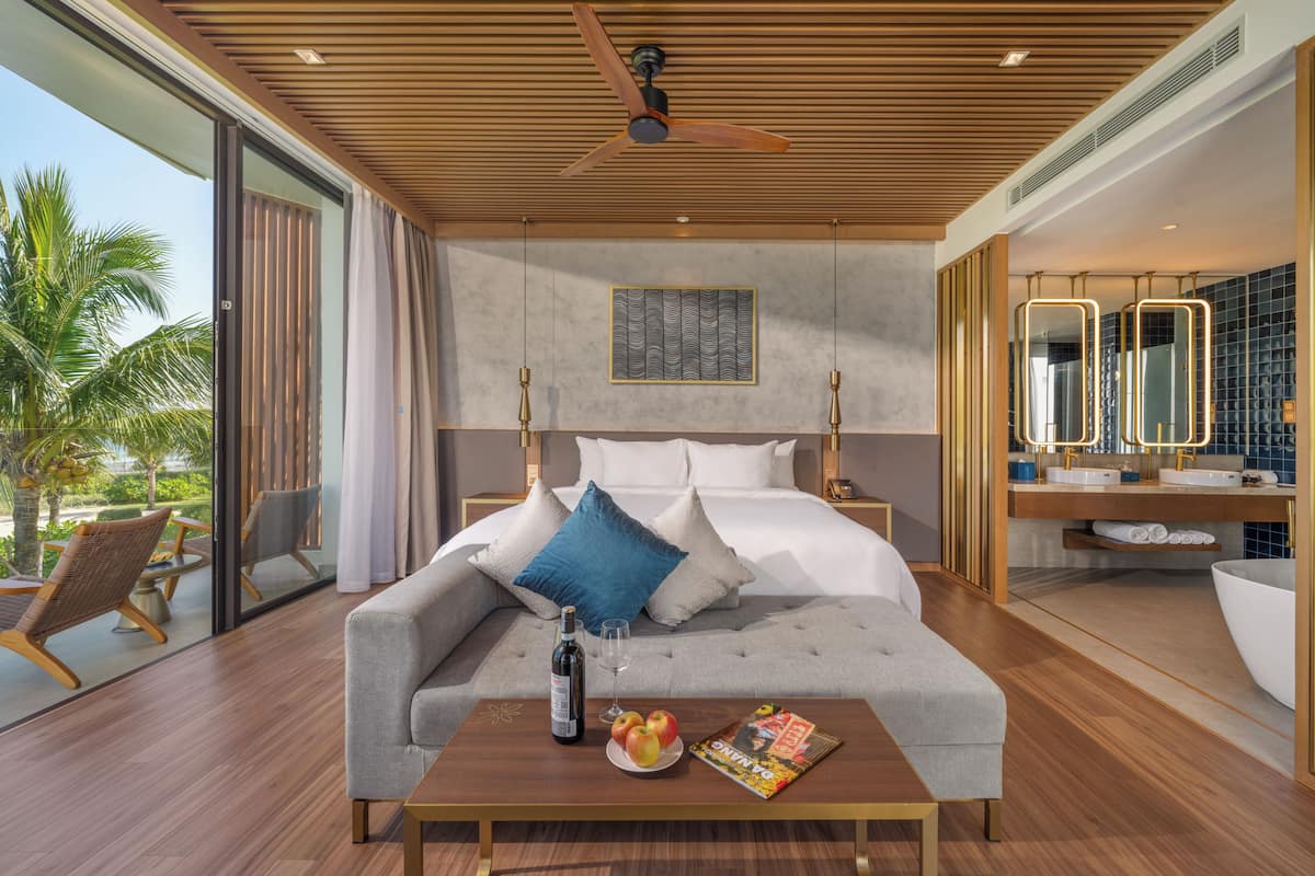 Kaliteli yatak takımı, yastık yüzeyli yatak, minibar, odada kasa