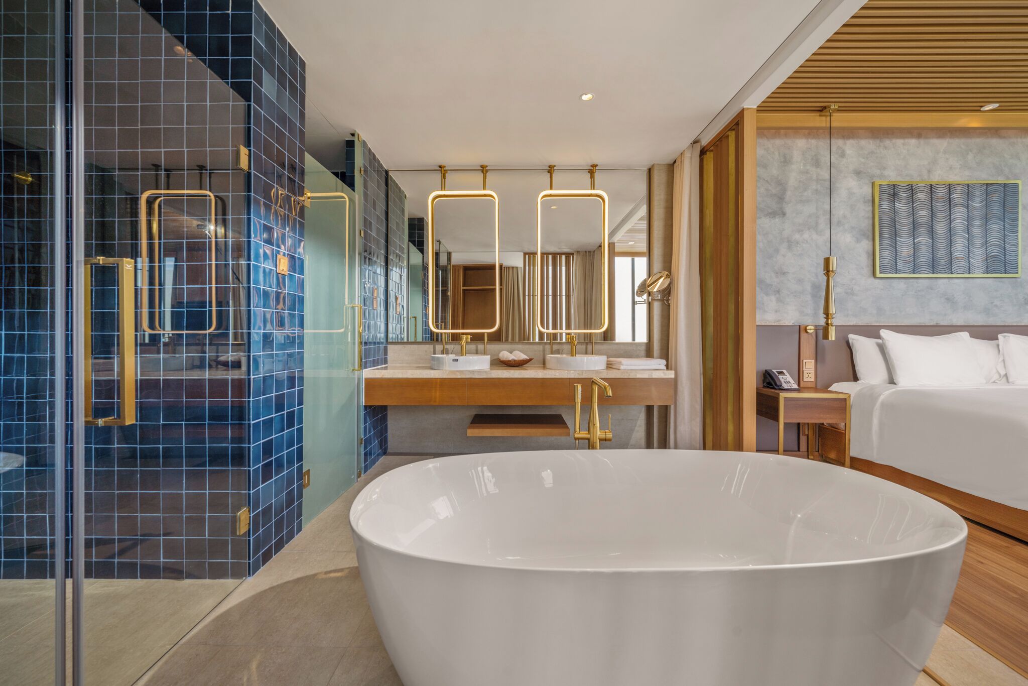 Une salle de bain moderne avec une baignoire sur pieds, une douche à parois de verre et un meuble-lavabo en bois avec un miroir.