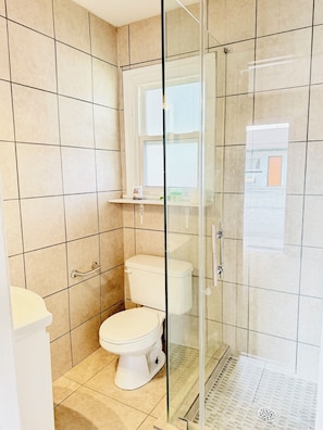 Habitació doble, 2 llits de matrimoni, microones, planta baixa | Bany | Banyera i dutxa independents, tovalloles, sabó i xampú