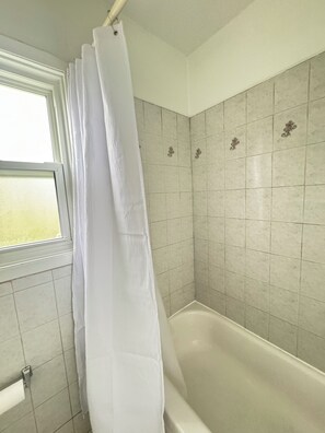 Habitación individual | Baño | Bañera y ducha independientes, toallas, jabón y champú