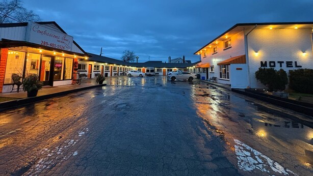 Front of property - Confessions INN The Rain (Niagara Falls)