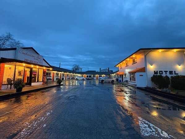 Front of property - Confessions INN The Rain (Niagara Falls)