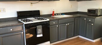 Private house with 3 bedrooms and 1 bathroom and free parking convenient to NYC Manhattan bus and train