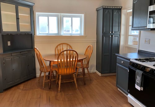 Entire 3-bedroom house, free parking, convenient to NYC bus and train