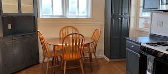 Entire 3-bedroom house, free parking, convenient to NYC bus and train