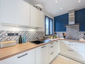 Kühlschrank, Ofen, Geschirrspüler, Kochgeschirr/Geschirr/Besteck