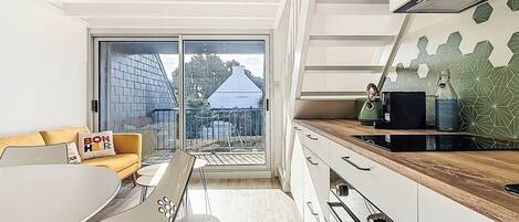 Fridge, microwave, oven, cookware/dishes/utensils