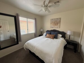 2 chambres, bureau, fer et planche à repasser, lit parapluie