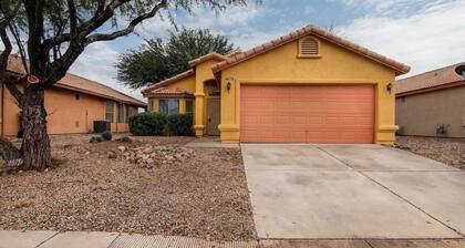 Charming 2-bedroom house in lovely Sierra Vista with WiFi, AC