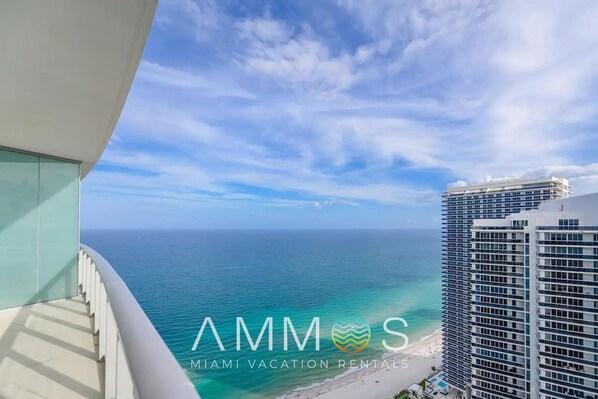 On the beach - 39th Floor Oceanfront Penthouse with Pool & Gym (Hollywood)