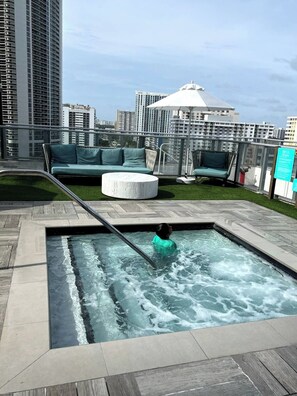 Outdoor spa tub - 39th Floor Oceanfront Penthouse with Pool & Gym (Hollywood)