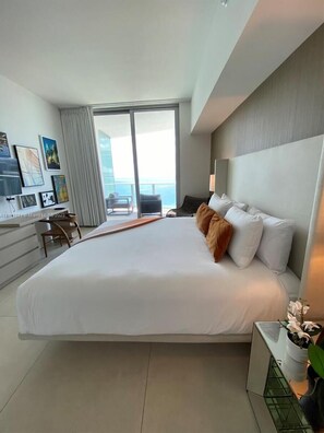 1 bedroom, WiFi, bed sheets - 39th Floor Oceanfront Penthouse with Pool & Gym (Hollywood)