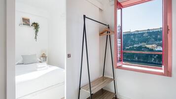 1 slaapkamer, een strijkplank/strijkijzer, internet, beddengoed