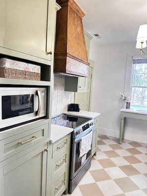 Fridge, microwave, oven, stovetop - Classic Meets Contemporary- A Pink & Green Haven in the Heart of Charleston (Charleston)