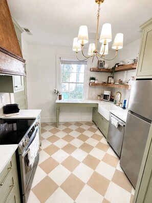 Fridge, microwave, oven, stovetop - Classic Meets Contemporary- A Pink & Green Haven in the Heart of Charleston (Charleston)