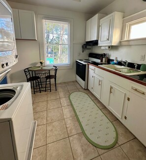 Fridge, microwave, oven, stovetop - Classic Meets Contemporary- A Pink & Green Haven in the Heart of Charleston (Charleston)