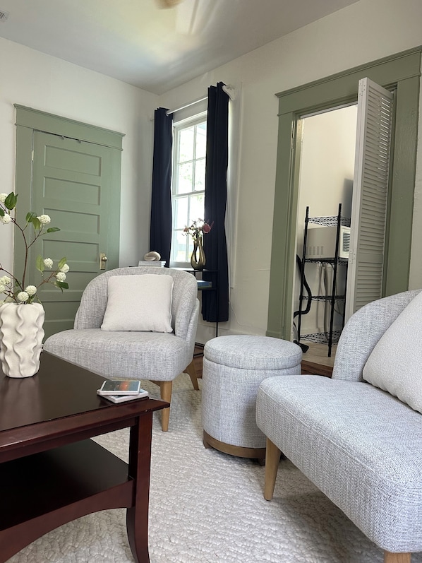 Smart TV - Classic Meets Contemporary- A Pink & Green Haven in the Heart of Charleston (Charleston)